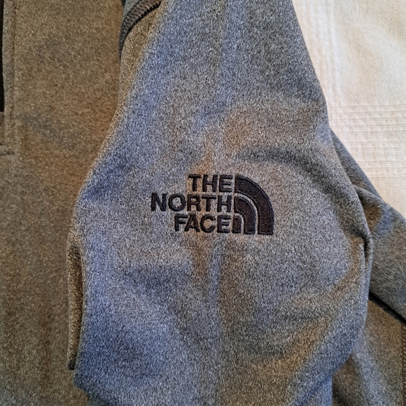 North Face men's Large 1/4 zip pullover shirt with logo embroidered on chest - Picture 4 of 6